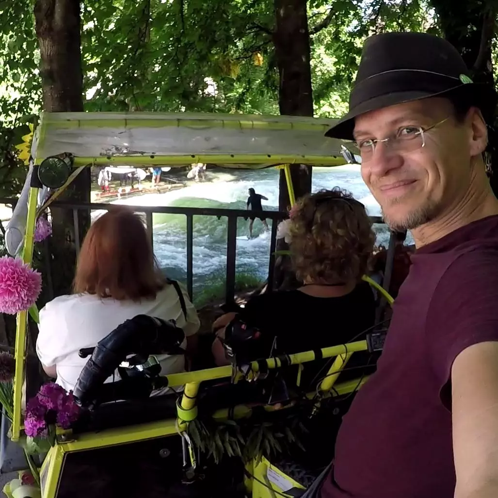 per Rikscha Sehenswürdigkeiten Münchens erfahren. Hier die Surferwelle am Eisbach